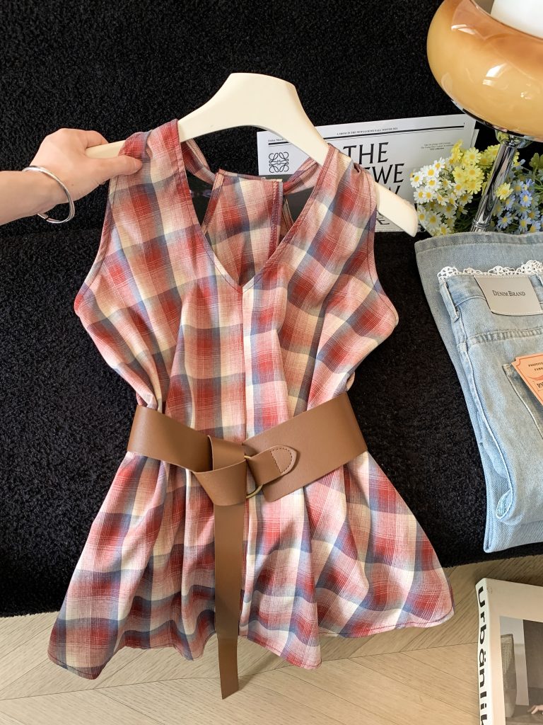 Retro Sweet and Spicy Belted Plaid Halter Vest Women 2026 Summer New Outerwear Vacation Waist-Cinching Slimming Top